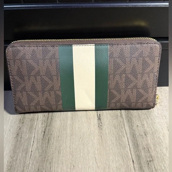 Michael Kors Wallet - Picture 2 of 6